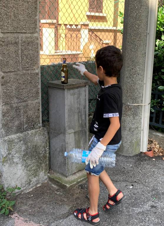 bambini puliscono le strade dopo la Festa del Rugby