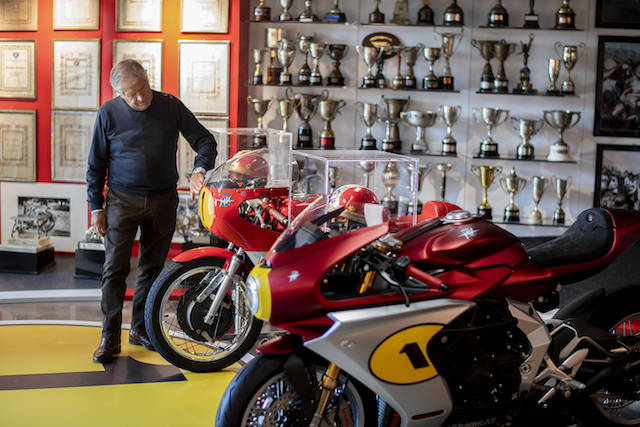 Il leggendario Giacomo Agostini e la MV Agusta che porta il suo nome