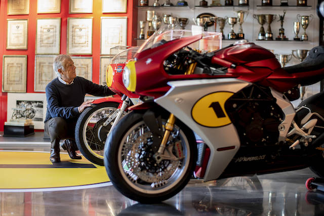 Il leggendario Giacomo Agostini e la MV Agusta che porta il suo nome