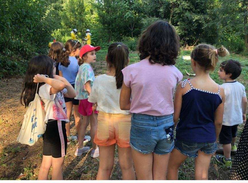 I bimbi della contrada San Martino in visita nella "casa" delle api del Castello di Legnano