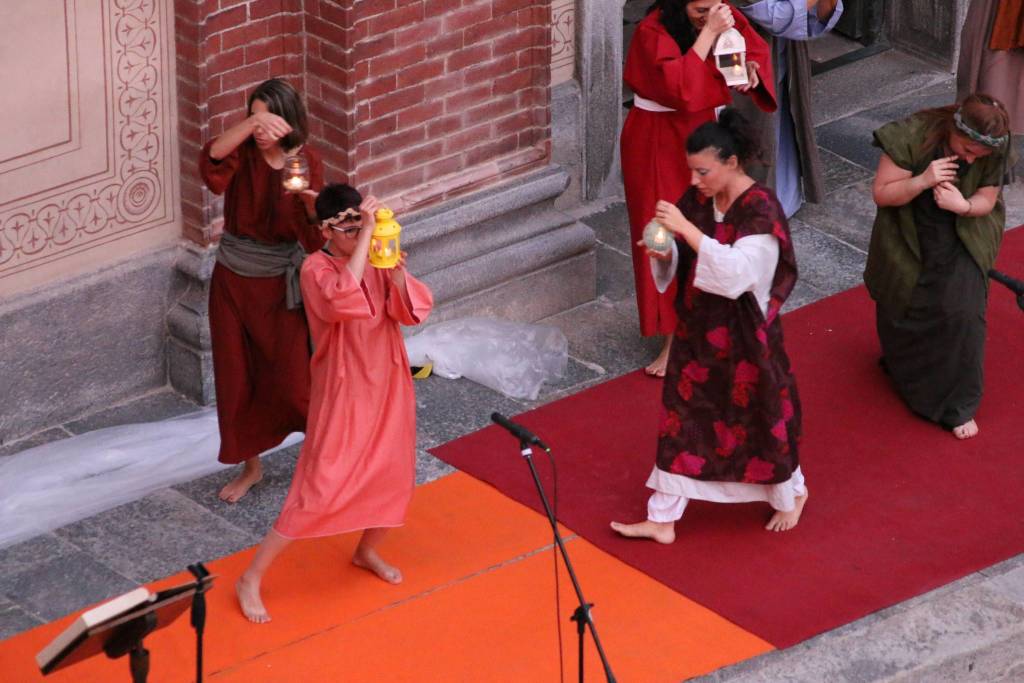 Il coro Elikya in piazza San Magno a Legnano