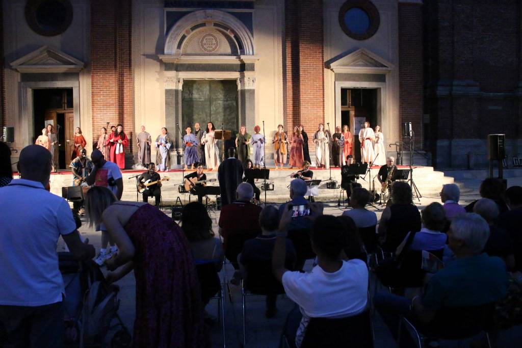 Il coro Elikya in piazza San Magno a Legnano