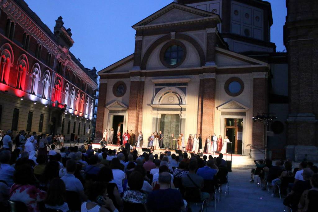 Il coro Elikya in piazza San Magno a Legnano