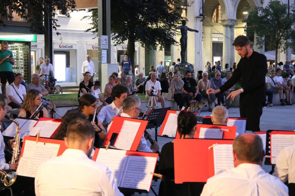 Mercoledì dello shopping a Legnano con la banda di Legnano