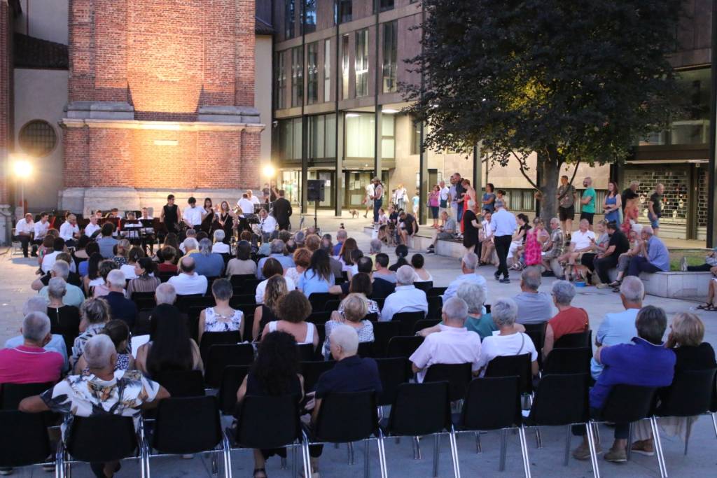 Mercoledì dello shopping a Legnano con la banda di Legnano