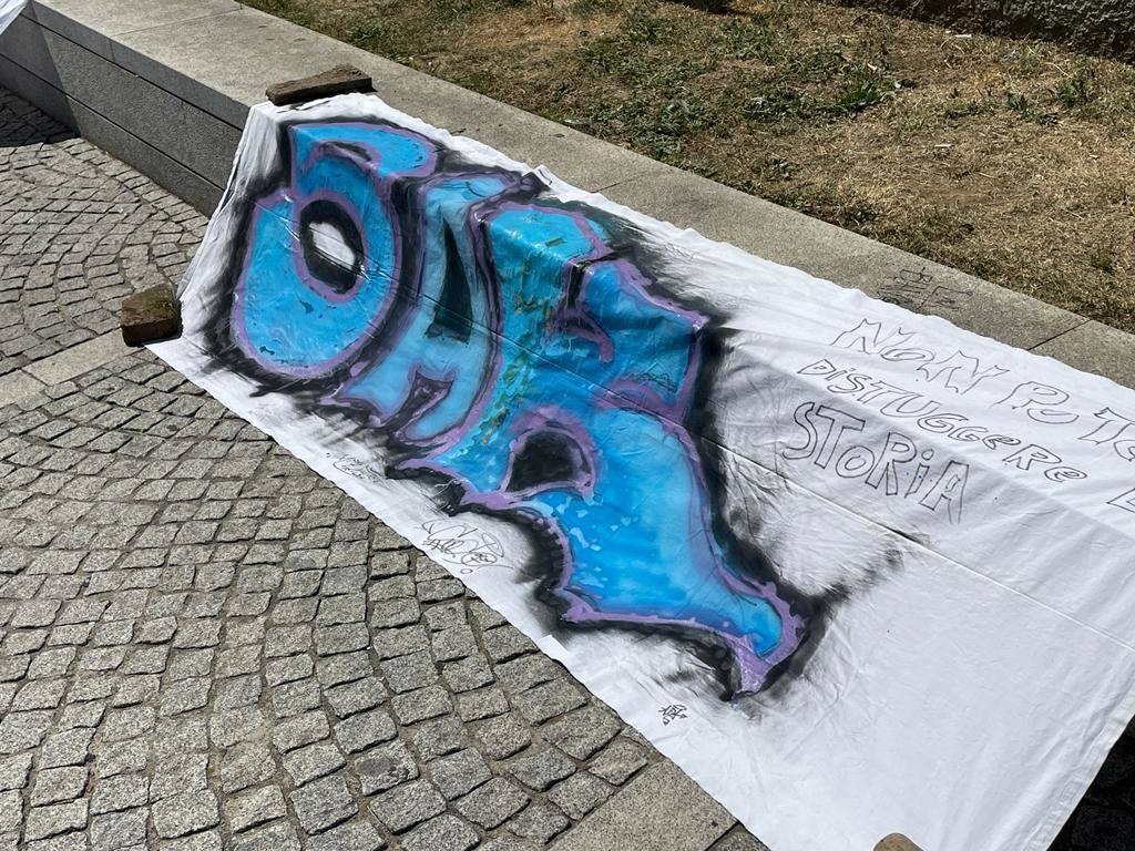 Skater in protesta in Largo Tosi a Legnano 