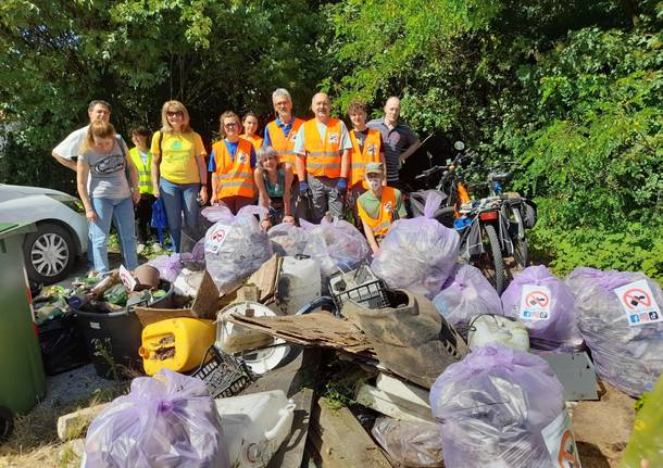 I volontari di Strade Pulite ripuliscono la zona industriale di Sacconago