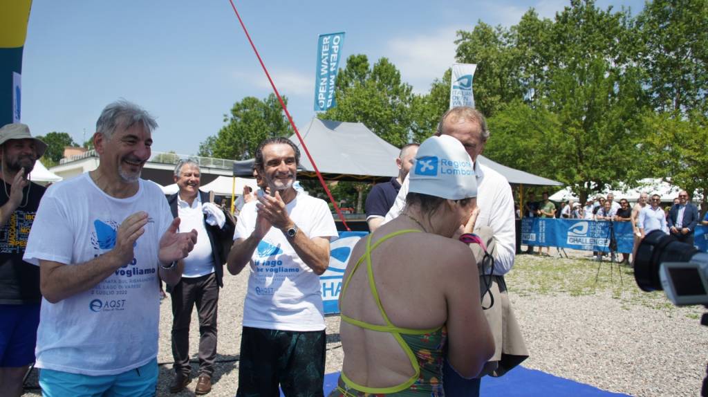 200 nuotatori battezzano il Lago di Varese balneabile