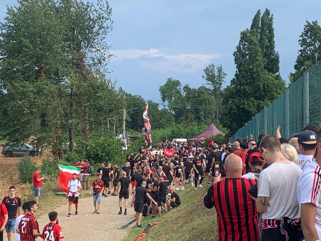 I tifosi del Milan a Carnago per il raduno dei rossoneri