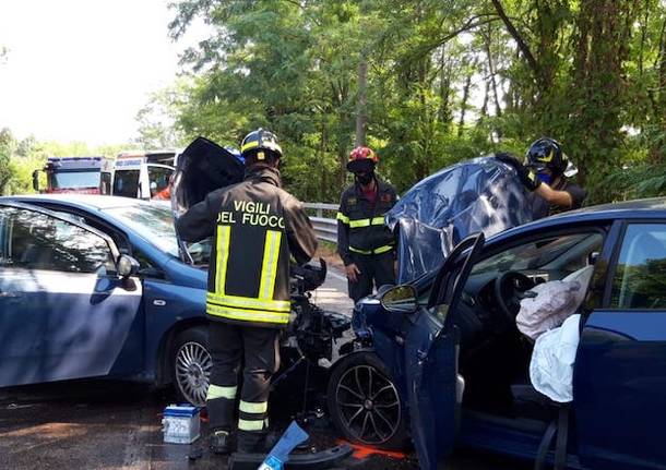 Incidente ad Albizzate, feriti due giovani