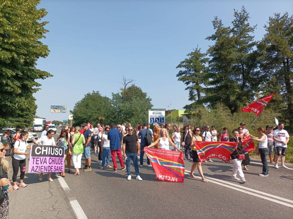 Crisi Teva a Nerviano - Lavoratori in presidio davanti all'azienda