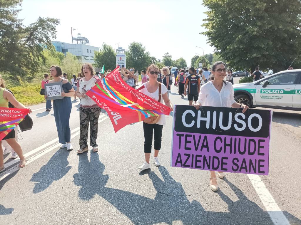 Crisi Teva a Nerviano - Lavoratori in presidio davanti all'azienda