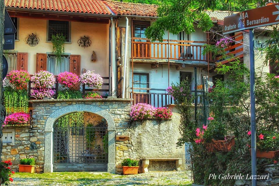 Il borgo di Aga in fiore