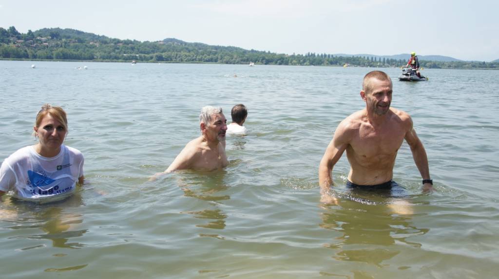 Il tuffo dei politici nel Lago di Varese