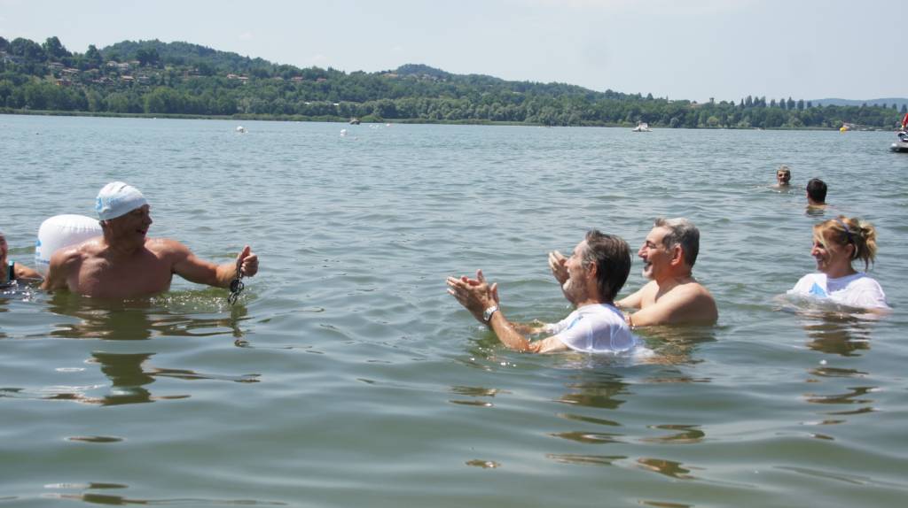 Il tuffo dei politici nel Lago di Varese