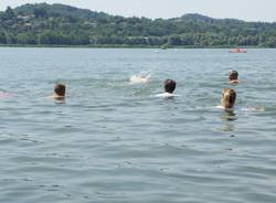 Il tuffo dei politici nel Lago di Varese