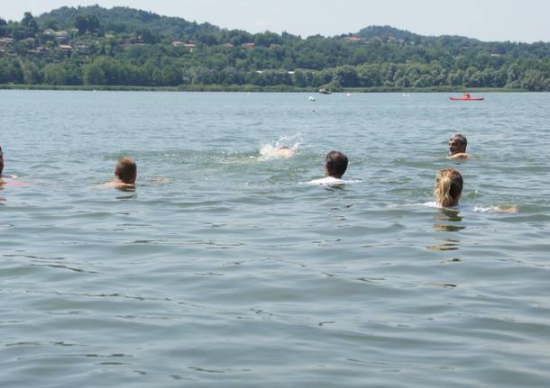 Il tuffo dei politici nel Lago di Varese