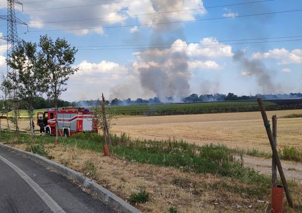 Incendio campi in via Saronnino a Origgio