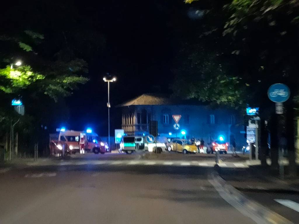 Incidente a Varese, con l'auto finiscono sulla rotonda