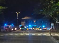 Incidente a Varese, con l'auto finiscono sulla rotonda