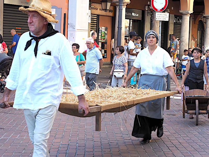 La sfilata storica per le vie di Saronno col Gruppo Sant’Antoni da Saronn