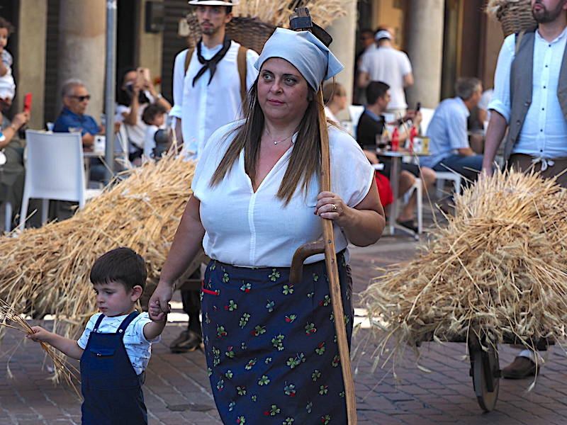 La sfilata storica per le vie di Saronno col Gruppo Sant’Antoni da Saronn