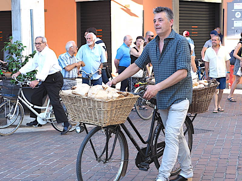 La sfilata storica per le vie di Saronno col Gruppo Sant’Antoni da Saronn