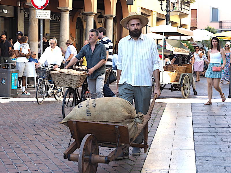 La sfilata storica per le vie di Saronno col Gruppo Sant’Antoni da Saronn