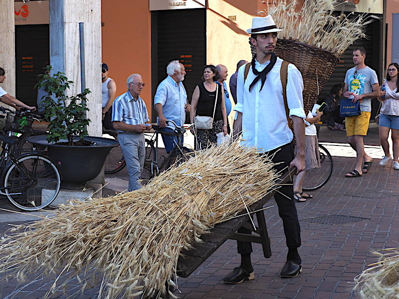 La sfilata storica per le vie di Saronno col Gruppo Sant’Antoni da Saronn