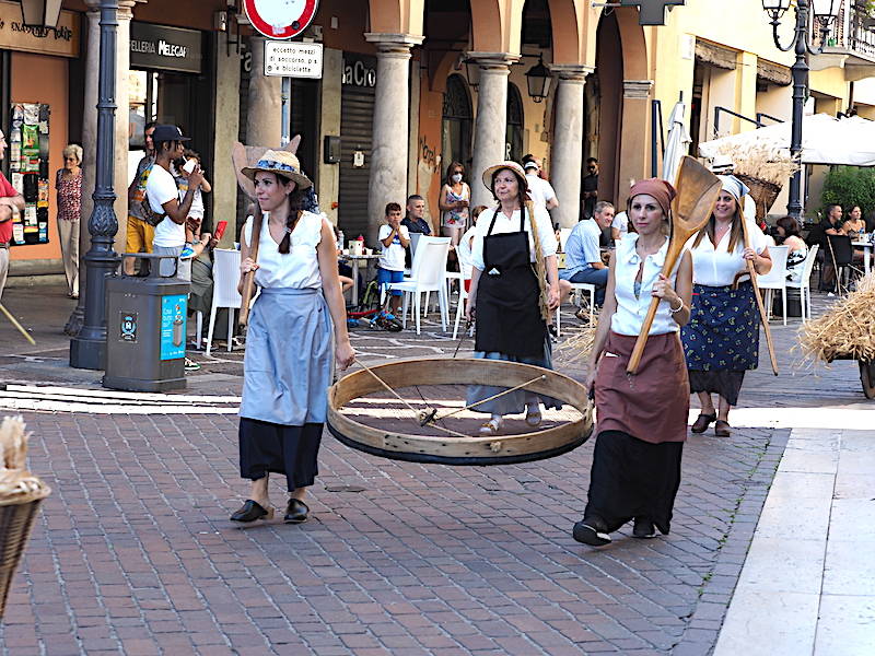 La sfilata storica per le vie di Saronno col Gruppo Sant’Antoni da Saronn