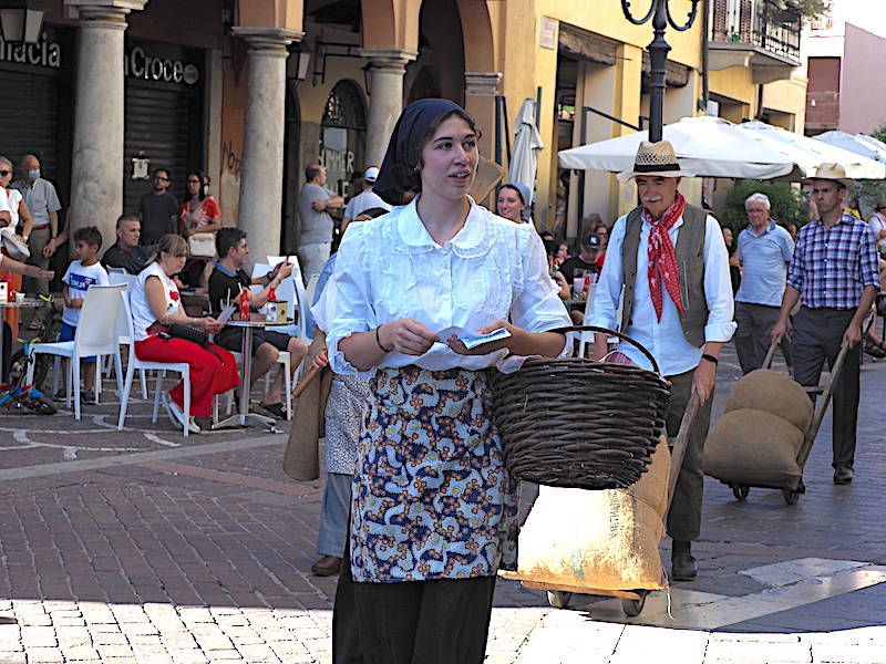 La sfilata storica per le vie di Saronno col Gruppo Sant’Antoni da Saronn