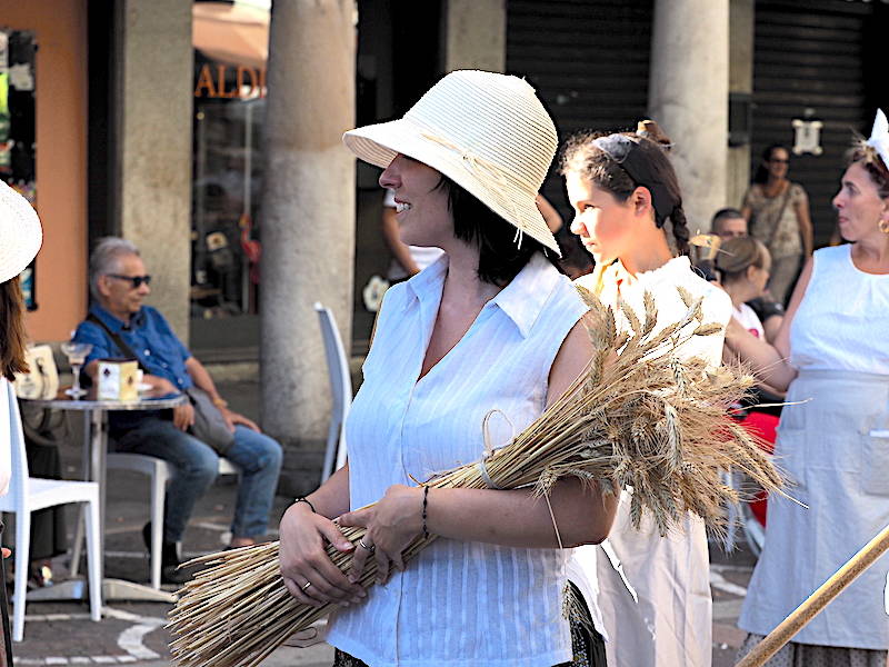 La sfilata storica per le vie di Saronno col Gruppo Sant’Antoni da Saronn