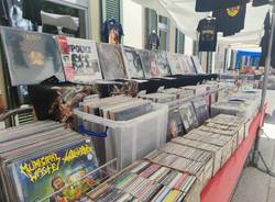 Sesto Calende in vinile, 33 giri e compact disc nel cortile della biblioteca