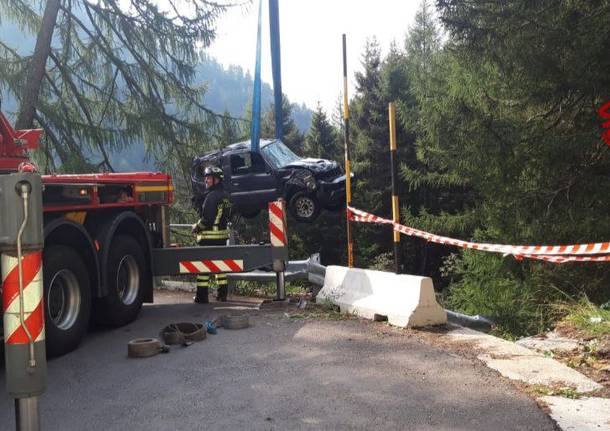 Auto fuori strada a Baceno, un morto