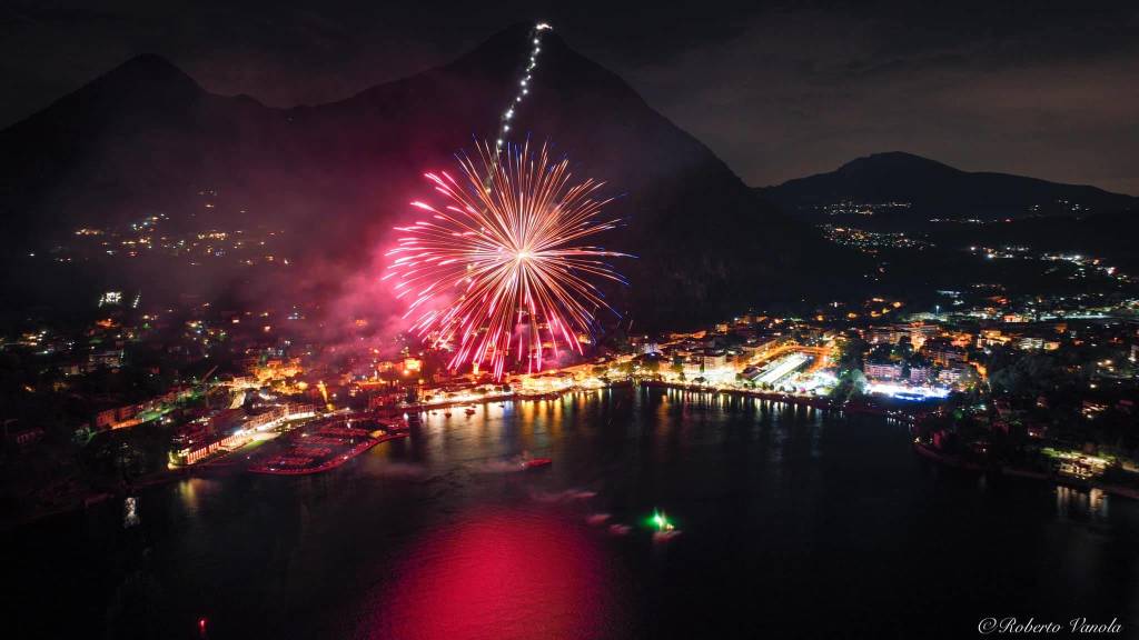 Fuochi d'artificio laveno - ph. Roberto Vanola