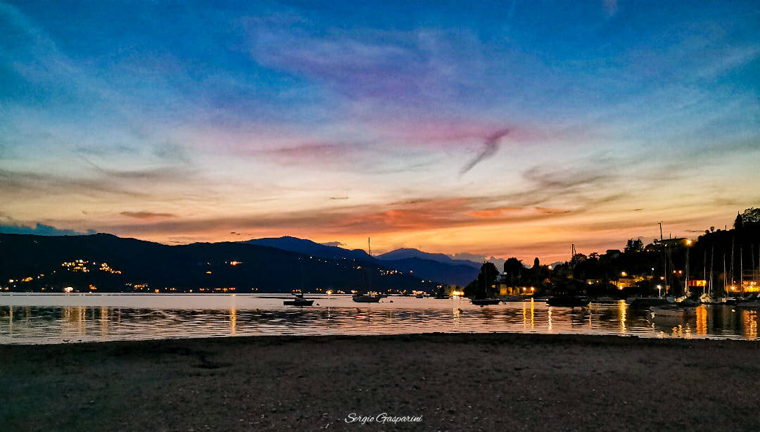 Le luci della sera alla spiaggia del Guree a Monvalle 