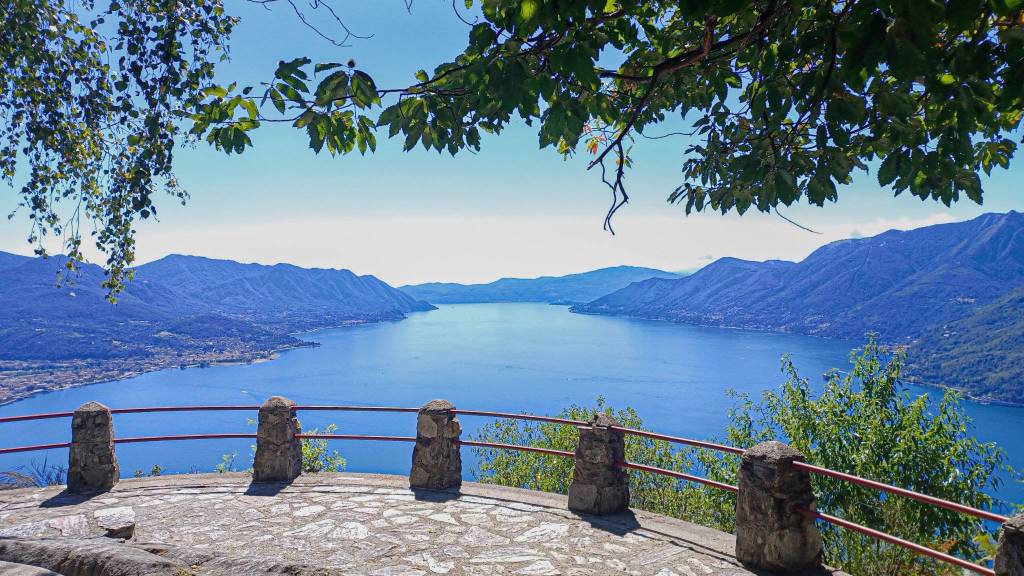 Lo sguardo sul Lago Maggiore dal Giro del Sole di Agra