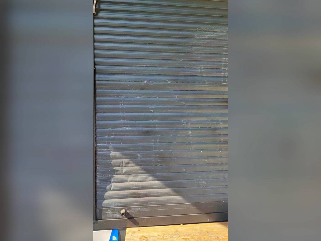 Vandalismi al bar di villa Mylius