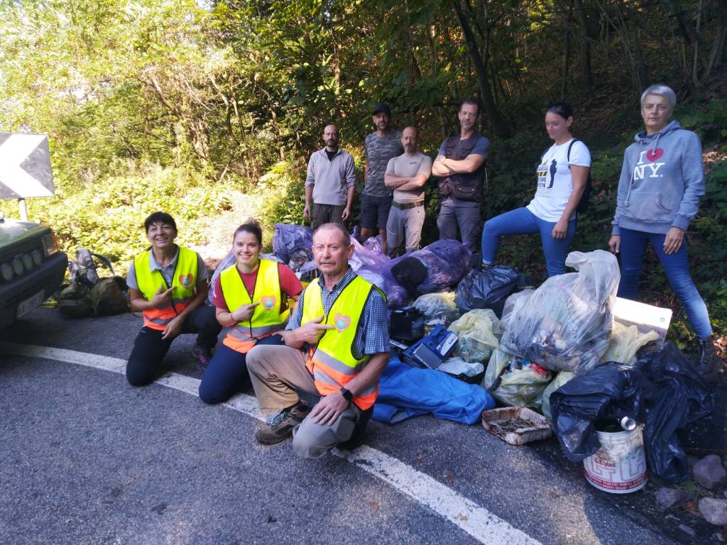 Volontari e amministratori ripuliscono i boschi dello spaccio in Valganna