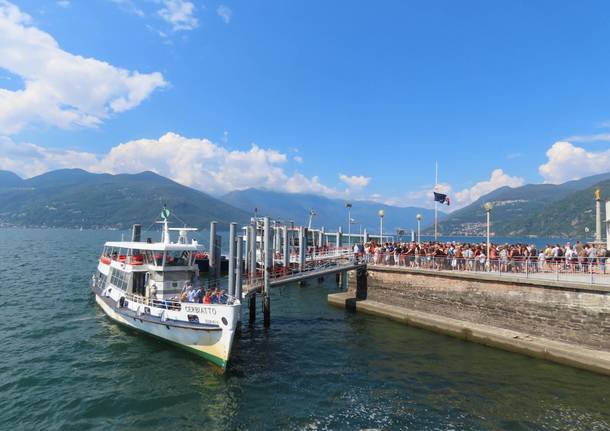 imbarcadero luino turisti foto candido quatrale