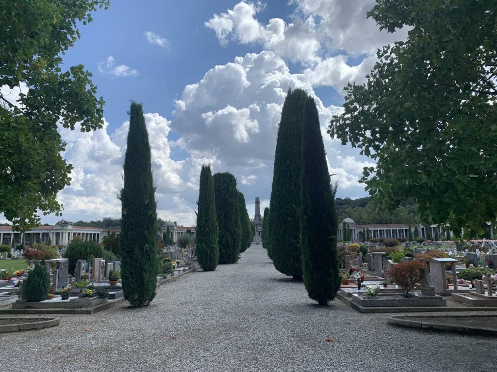 L’ultimo saluto a Karim al cimitero di Belforte 