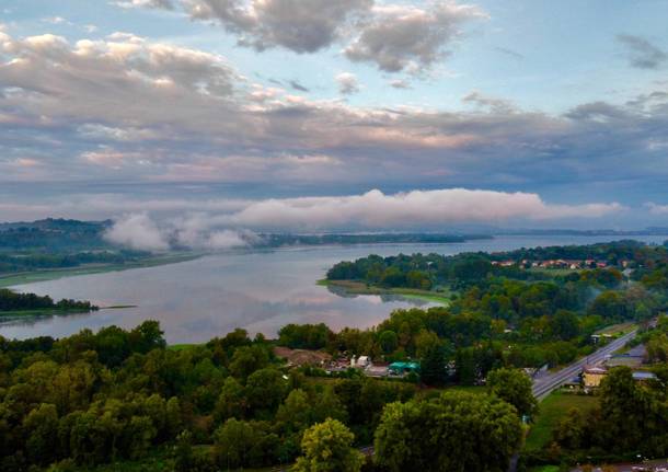 Lago di Varese tra le nuvole