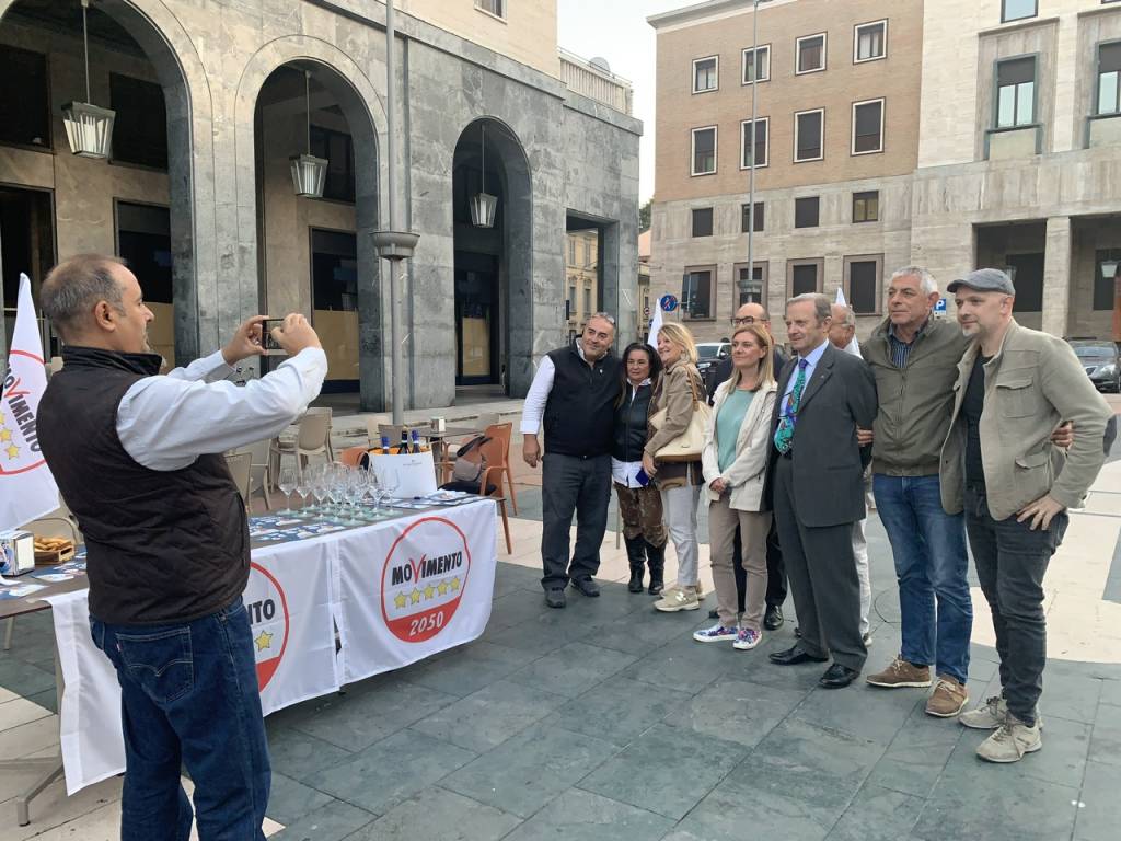 Un aperitivo in piazza conclude la campagna elettorale dei 5 stelle a Varese