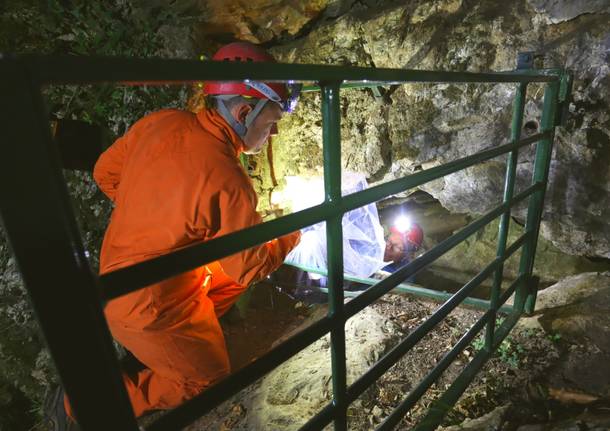 Volontari puliscono la grotta della Cupoletta del Campo dei Fiori di Varese