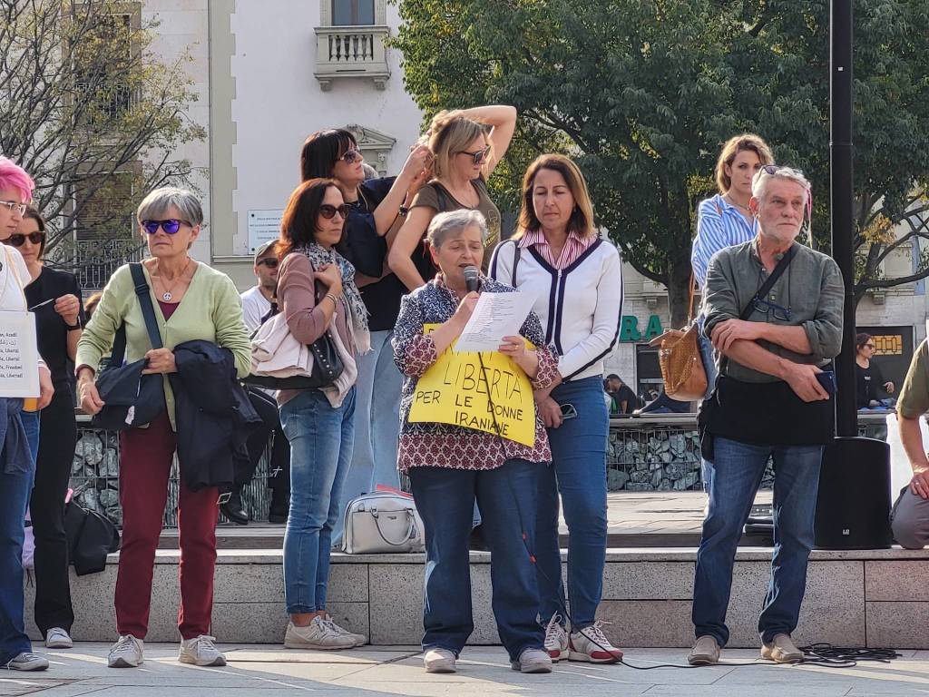 Flash mob "Una ciocca di capelli per la libertà" a Legnano