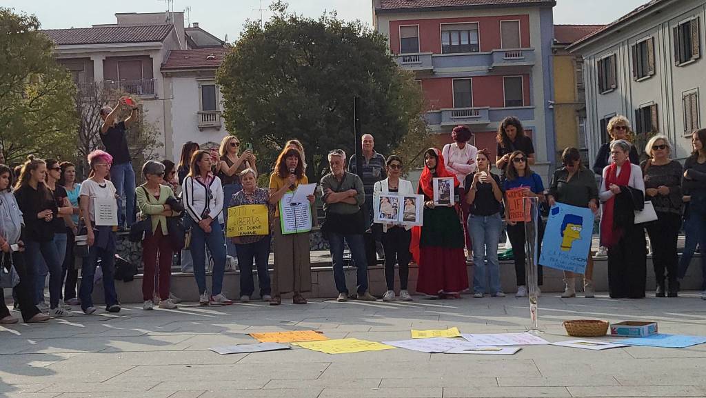 Flash mob "Una ciocca di capelli per la libertà" a Legnano