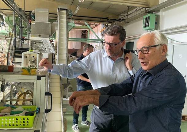 Giorgetti in visita al Saponificio Varesino di Brebbia e alla Chiaravalli di Cavaria