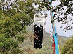 Posizionata anche la seconda carrozza, la funicolare è completa e la strada per il sacro Monte torna libera