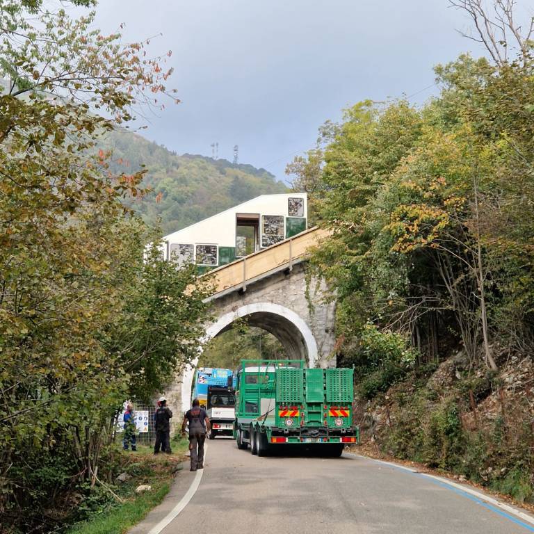 Posizionata anche la seconda carrozza, la funicolare è completa e la strada per il sacro Monte torna libera