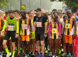 Varese City Run 2022: atleti ai blocchi di partenza e arrivo sotto la pioggia 